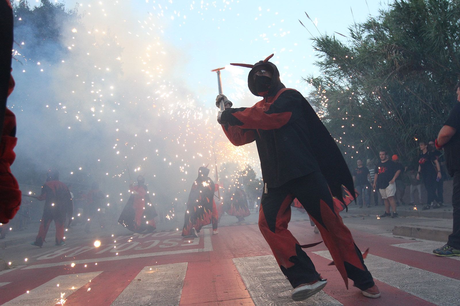 Els Diables de Sant Cugat s'han sumat a la Festa Major de Mira-sol FOTO: Haidy Blanch