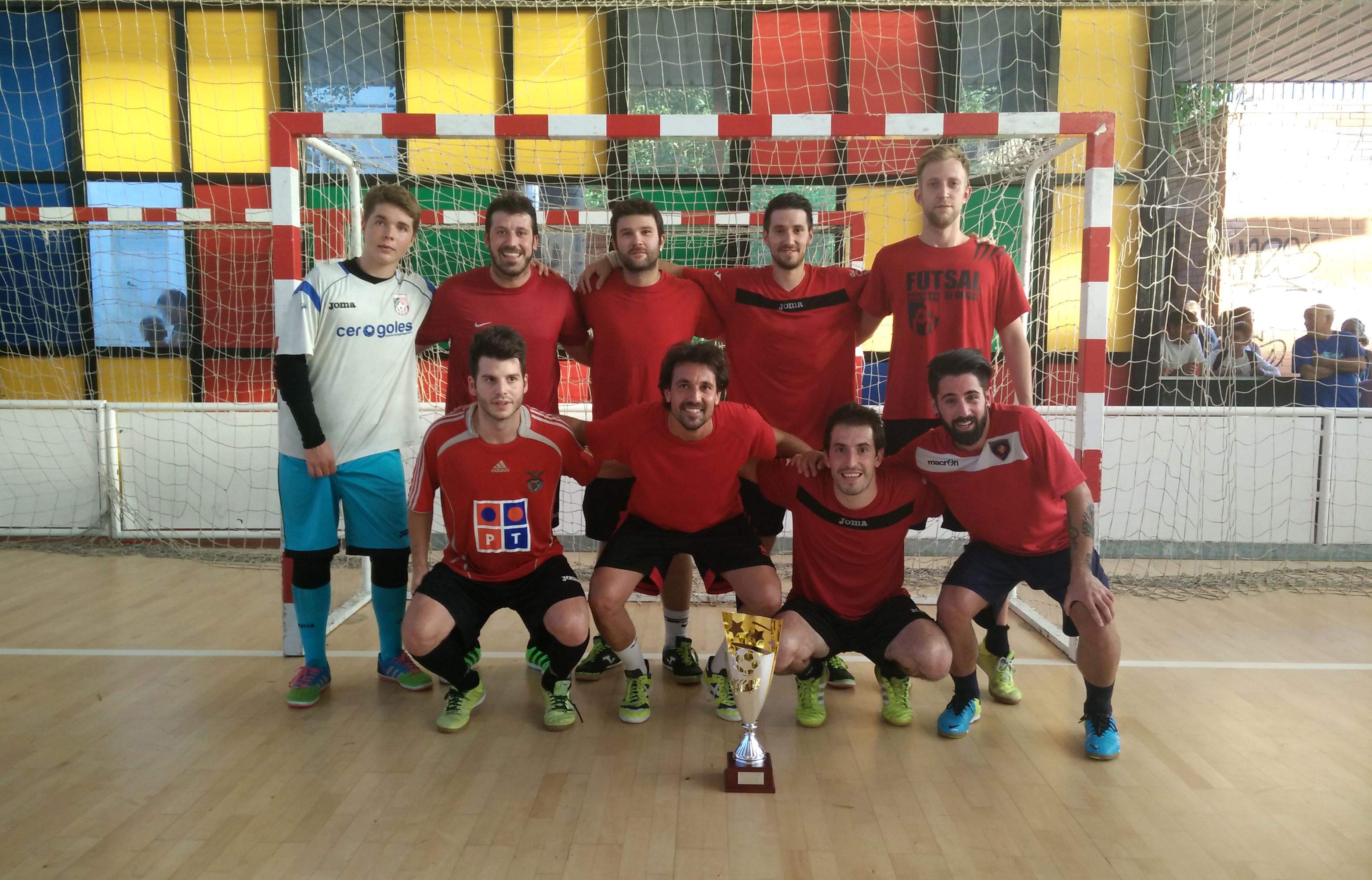 Titanes amb el títol de campió de la Marató de Futbol Sala FOTO: P. F.