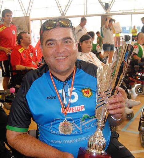 Rafael Caballero aguantant el trofeu FOTO: Cedida