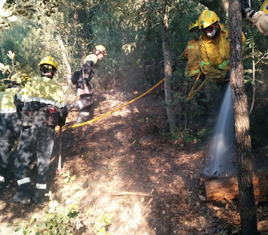 Membres d'ADF amb les tasques d'extinció del foc FOTO: ADF Sant Cugat