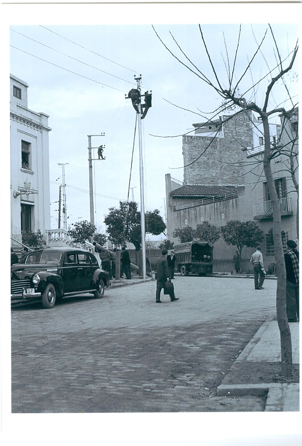 Operaris de la Fecsa a la plaça de Lluís Millet FOTO: Octavi Galceran