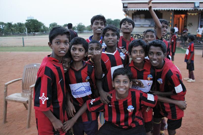 Integrants del Campus Sant Cugat - Índia amb la samarreta del Sant Cugat Esport FC FOTO: Cedida