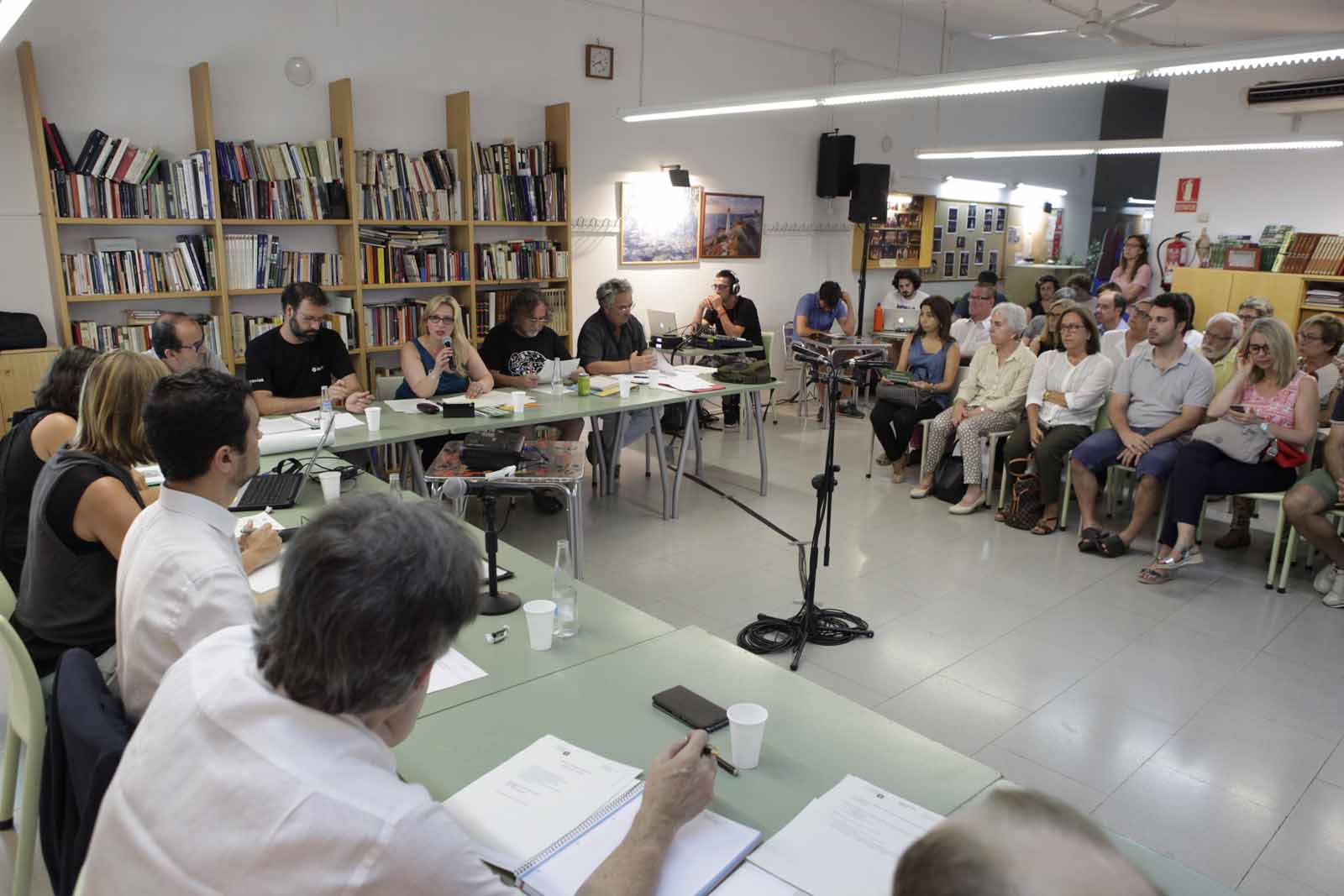 El Consell de barri de Mira-sol d'aquest 14 de juny ha posat de manifest la indignació d'aluguns veïns FOTO: Artur Ribera