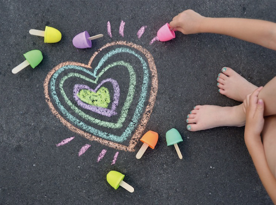 Amb els guixos els petits de casa poden passar molt bones estones fent d'artistes