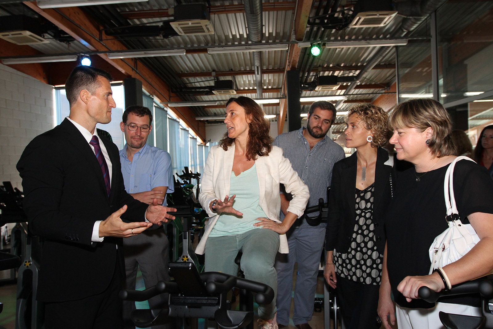 Mercè Conesa provant una de les màquines de 'cycling' FOTO: Haidy Blanch