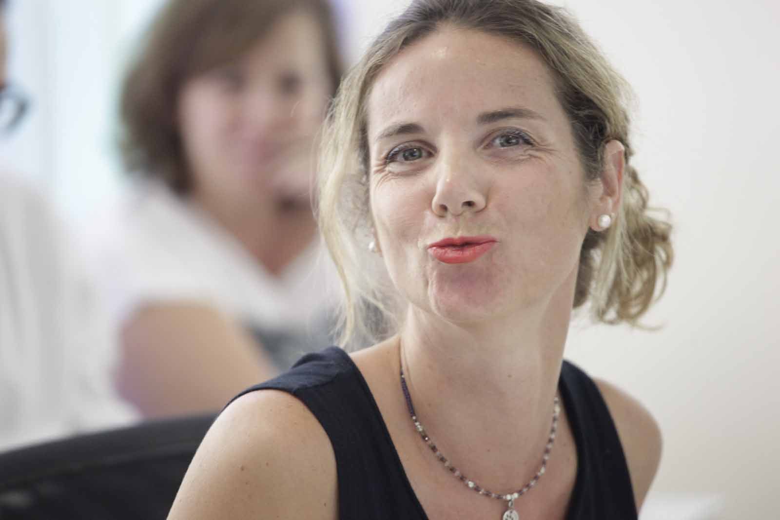 Barbany enviant un petó a càmera (Convergència) FOTO: Artur Ribera