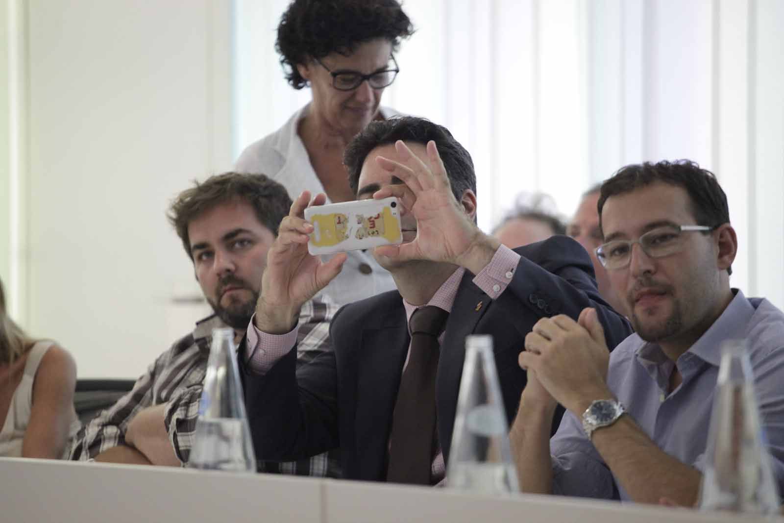 Aldo Ciprián, de Ciutadans, ha volgut immortalitzar l'últim ple abans de les vacances d'agost FOTO: Artur Ribera