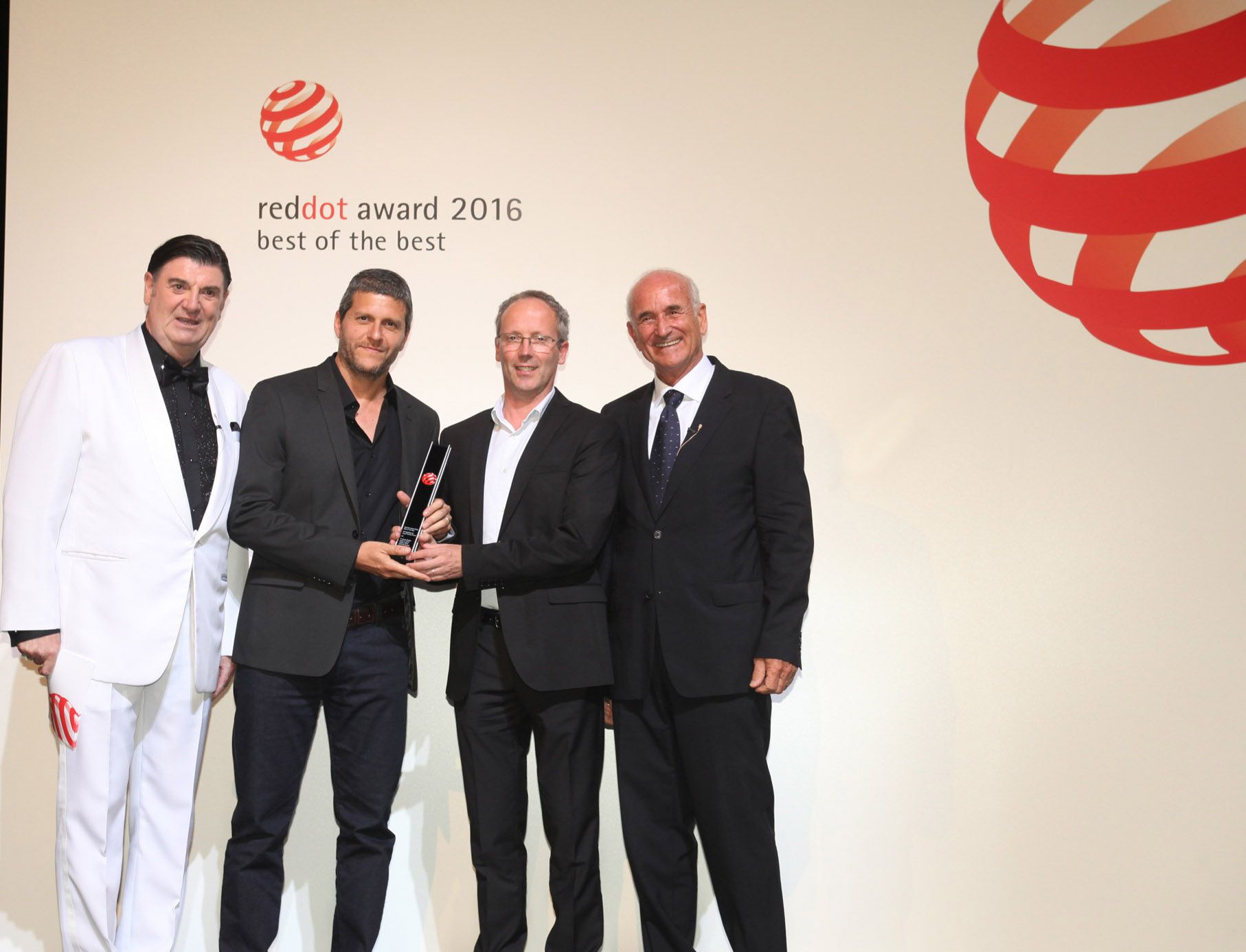 Recollida del premi per part de l'equip de disenyadors de HP Barcelona. FOTO: Cedida