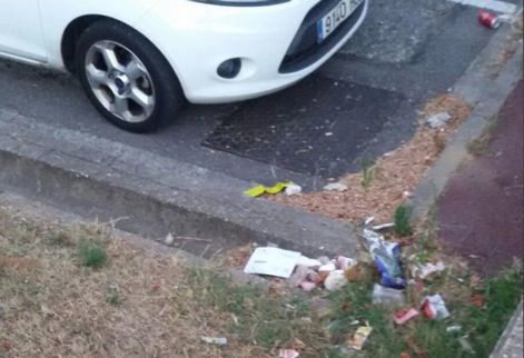 La brutícia s'acumula a la via pública  FOTO: Cedida