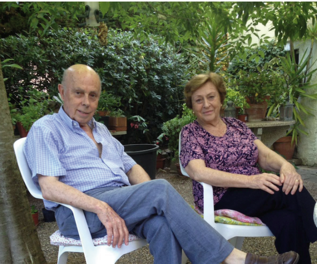 El Santiago Vila-Puig i l’Elisa Morera al jardí de darrere de casa seva FOTO: Laia Tardós