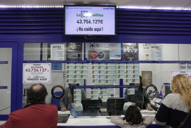 L'administració de loteries del Sant Cugat Centre Comercial i Oci després d'entregar el premi de més de 43 milions d'euros FOTO: Artur Ribera 