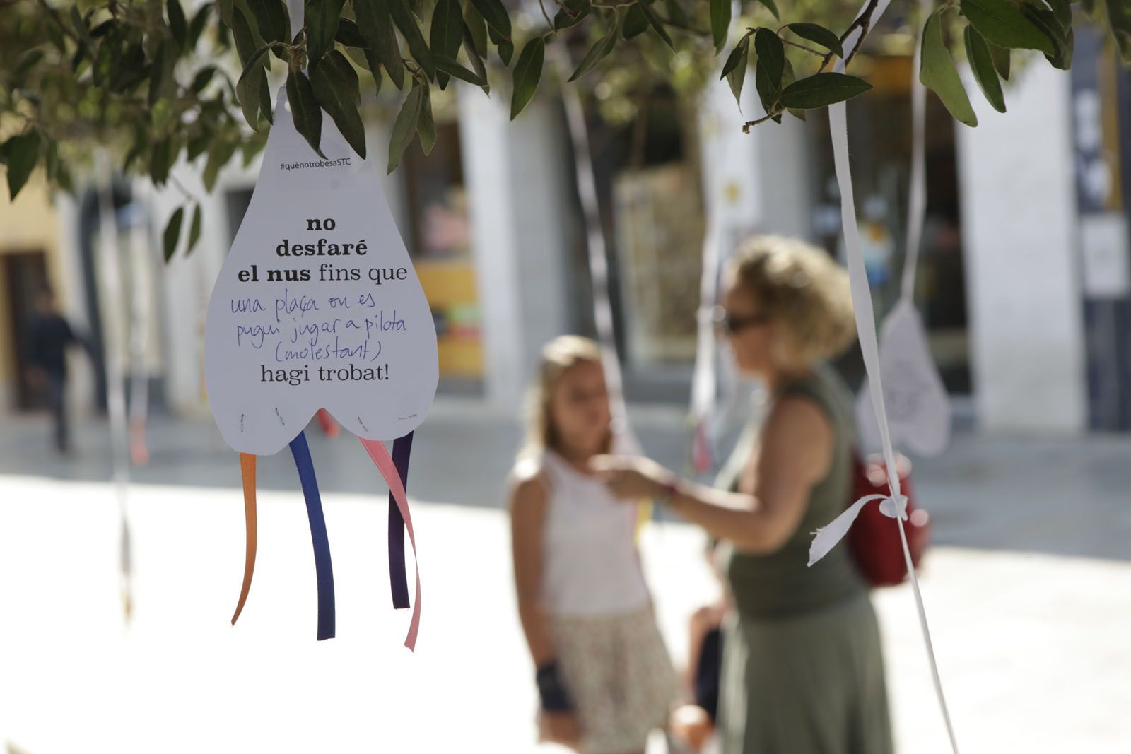 Testicles penjats per Sant Cugat que demanen poder jugar a pilota a la plaça FOTO: Artur Ribera