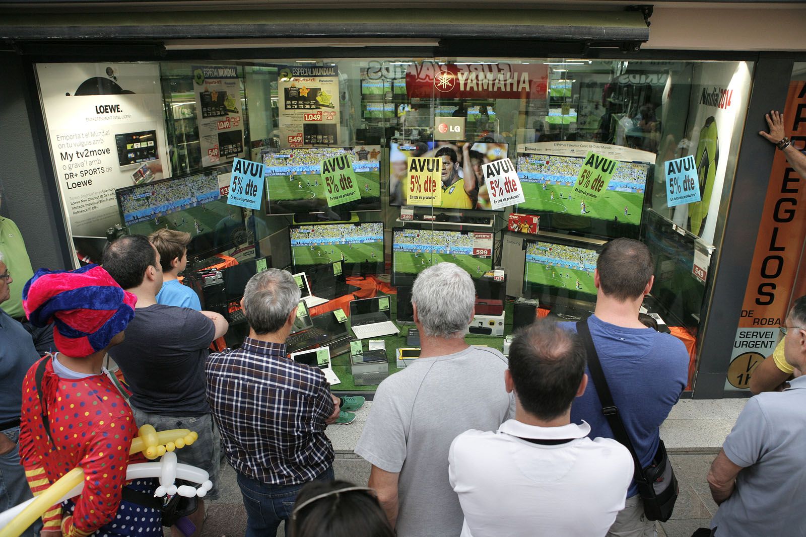 Aparador del Tobella durant un mundial de futbol FOTO: Artur Ribera