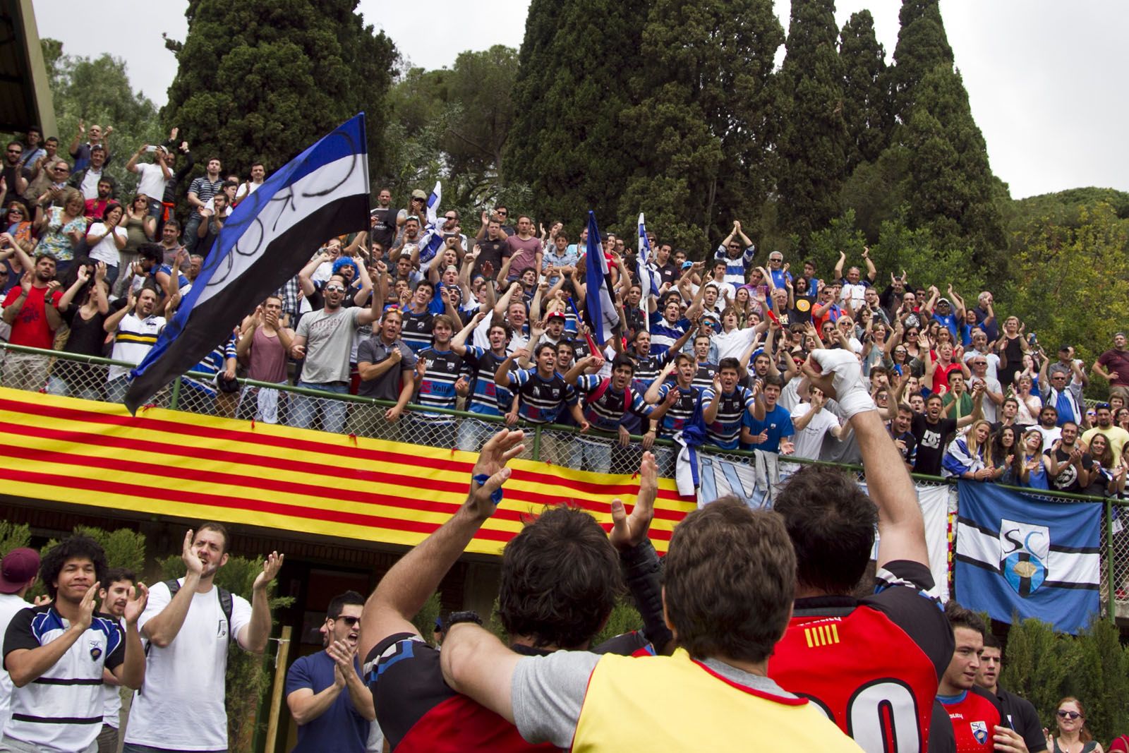 Celebració del Rugby Sant Cugat tot i no superar el Barça per l'ascens a divisió d'honor FOTO: Estefania Bedmar