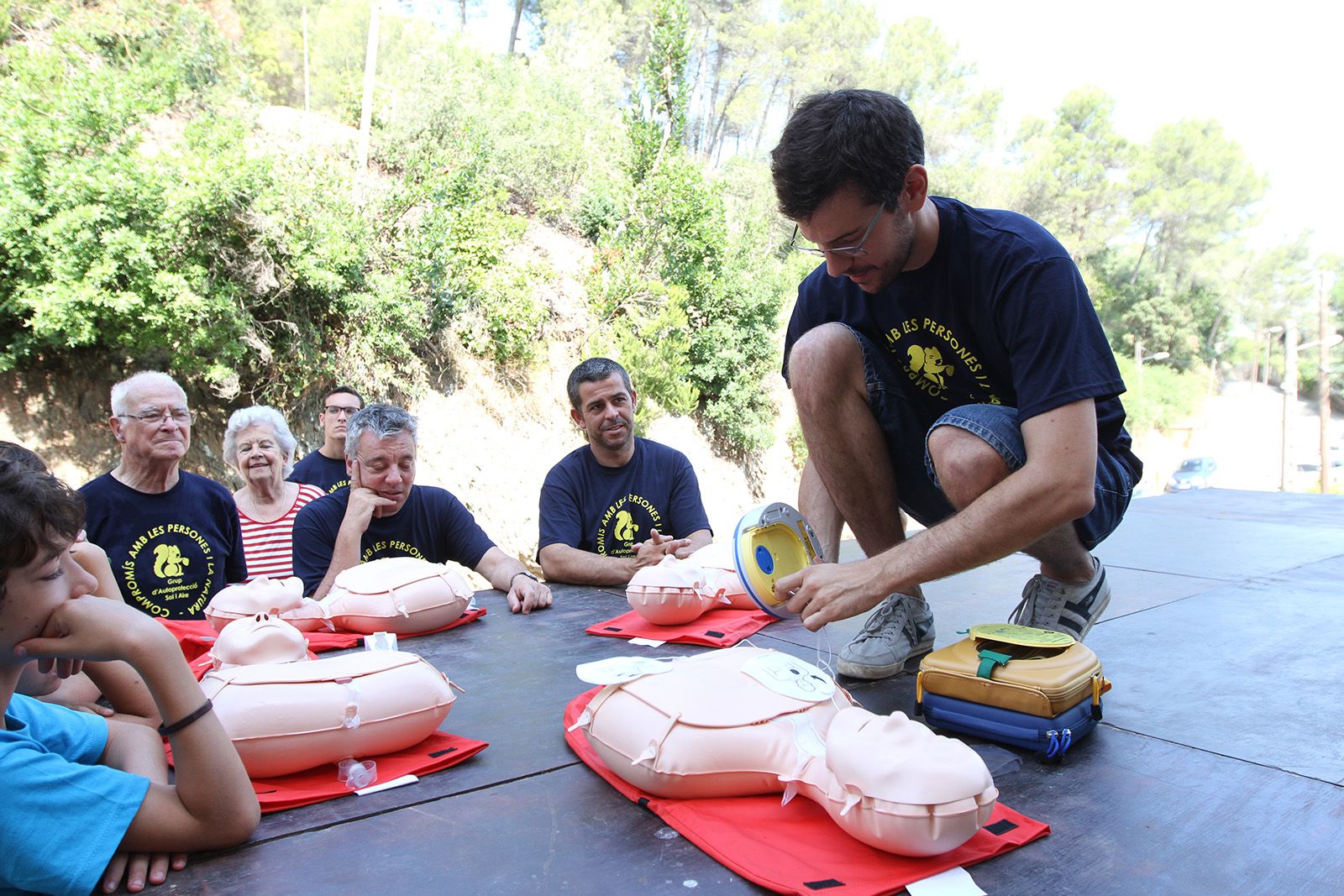 El Doctor Bernat explicant com utilitzar el desfibrilador FOTO: Haidy Blanch