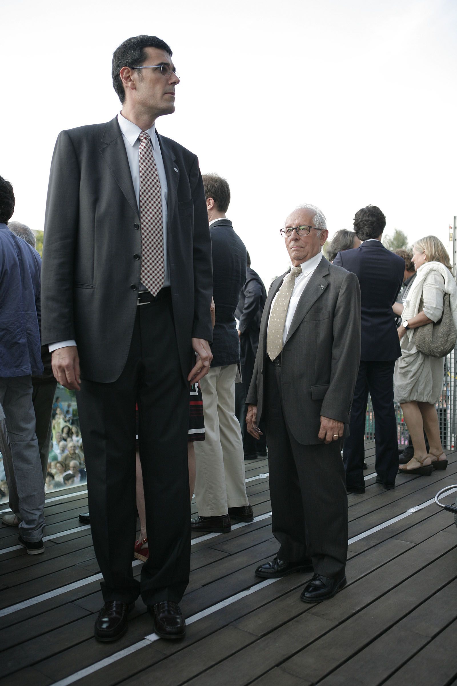 Dos exvocals de l’EMD de Valldoreix durant el pregó de la Festa Major de Sant Cugat FOTO: Artur Ribera