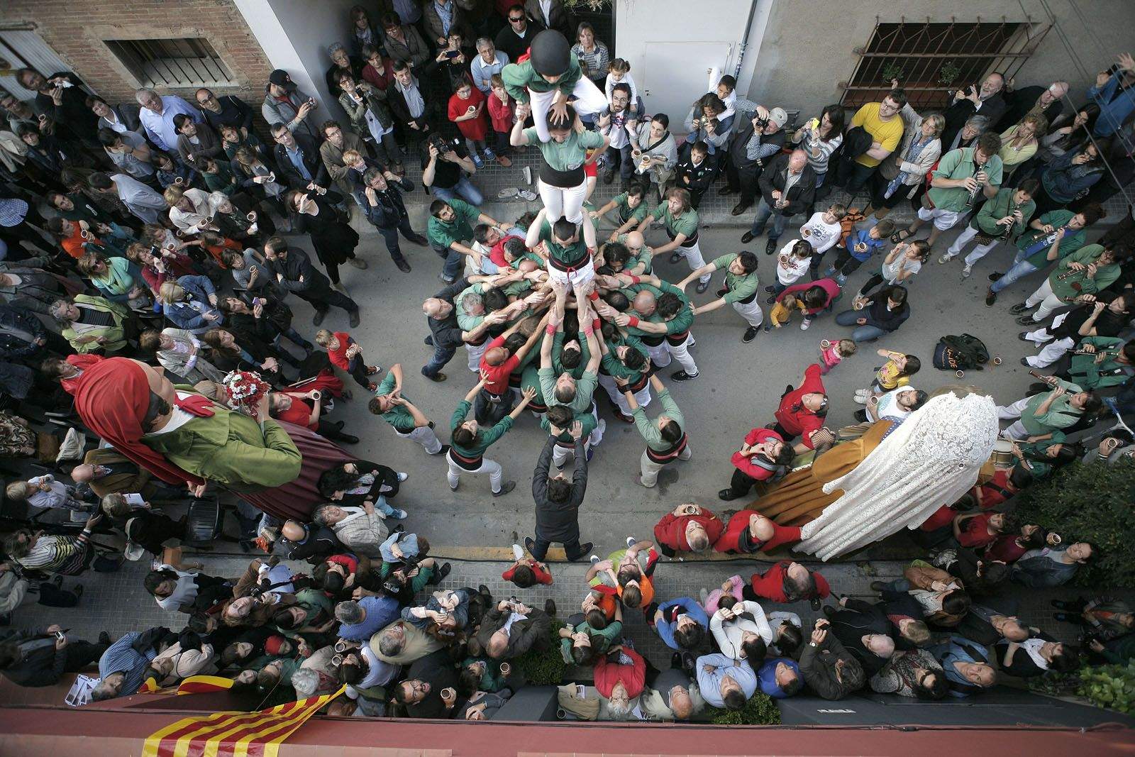 Els Castellers i els Gegants de Sant Cugat inaugurant la nova seu del Club Muntanyenc Sant Cugat FOTO: Artur Ribera