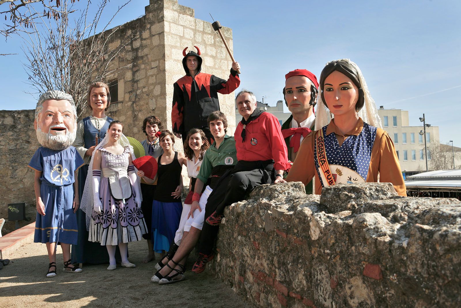 Foto de família amb un representant de cada entitat cultural FOTO: Artur Ribera