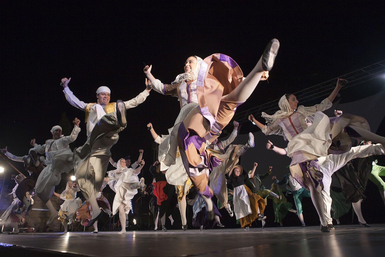 Actuació del Grup Mediterrània en l'espectacle 'Quadrigènia' presentat per la Festa Major 2014 (FOTO: Artur Ribera