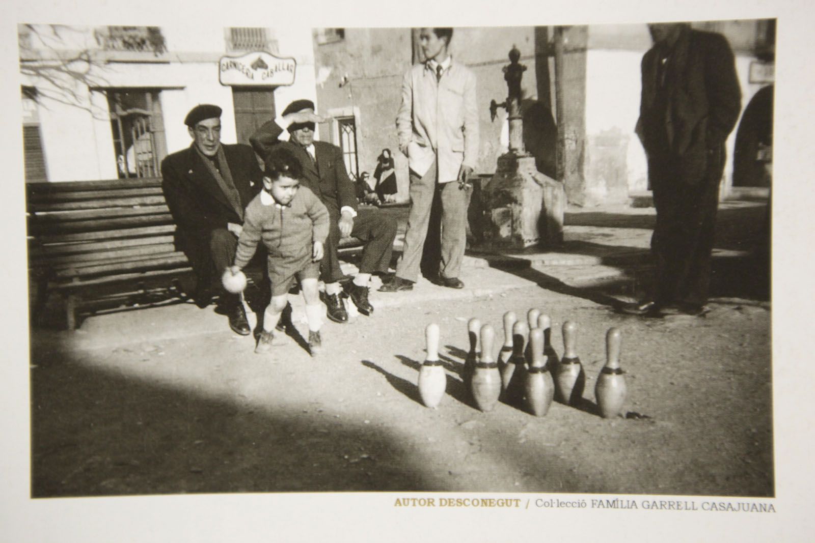 Andreu Garrell jugant a bitlles a la plaça de Sant Pere als anys cinquanta (Foto: Família Garrell Casajuana)