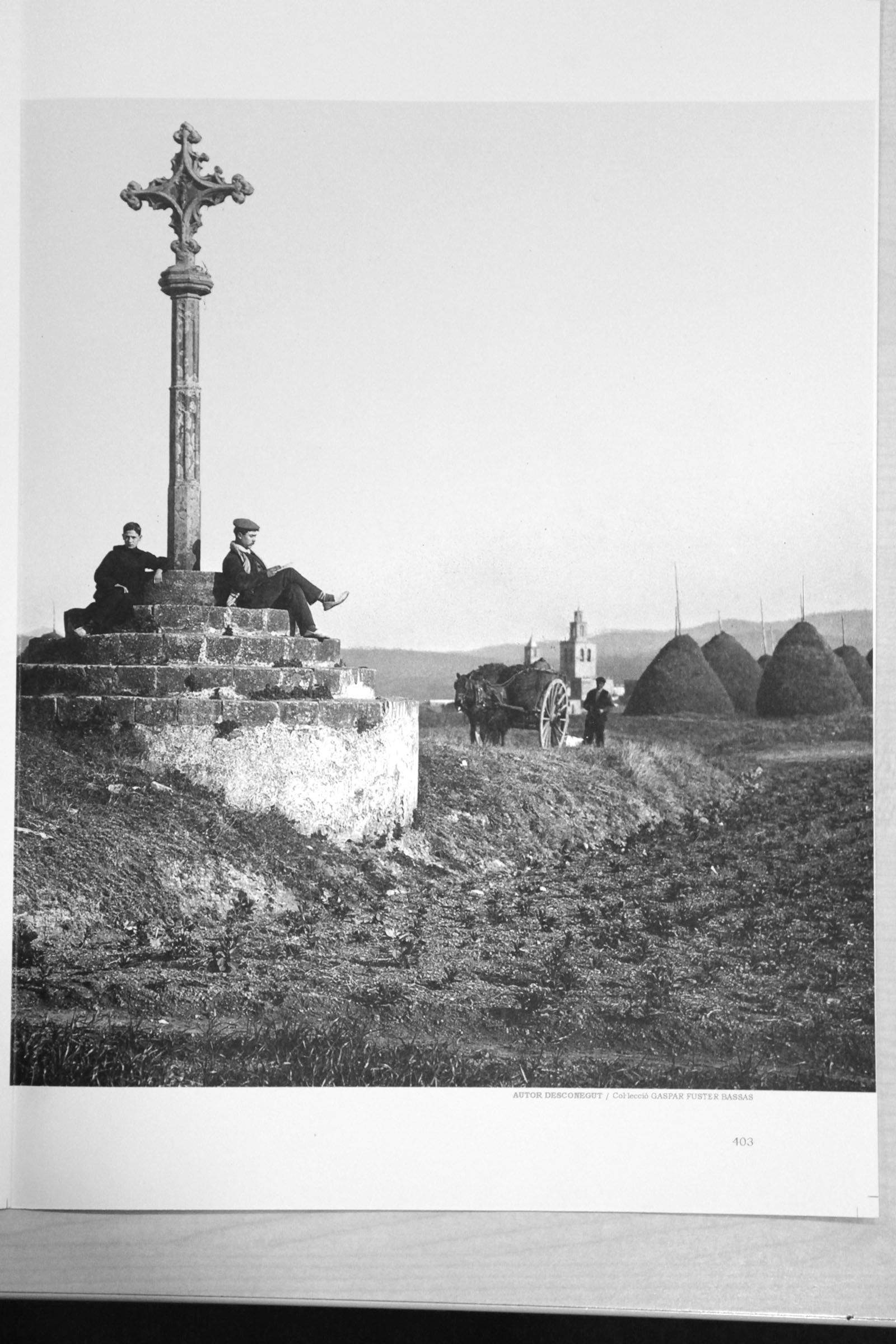 Creu de terme de Sant Domènec, al camí de Rubí, amb els pallers de l’era de Can Mates (Fons: Gaspar Fuster Bassas)