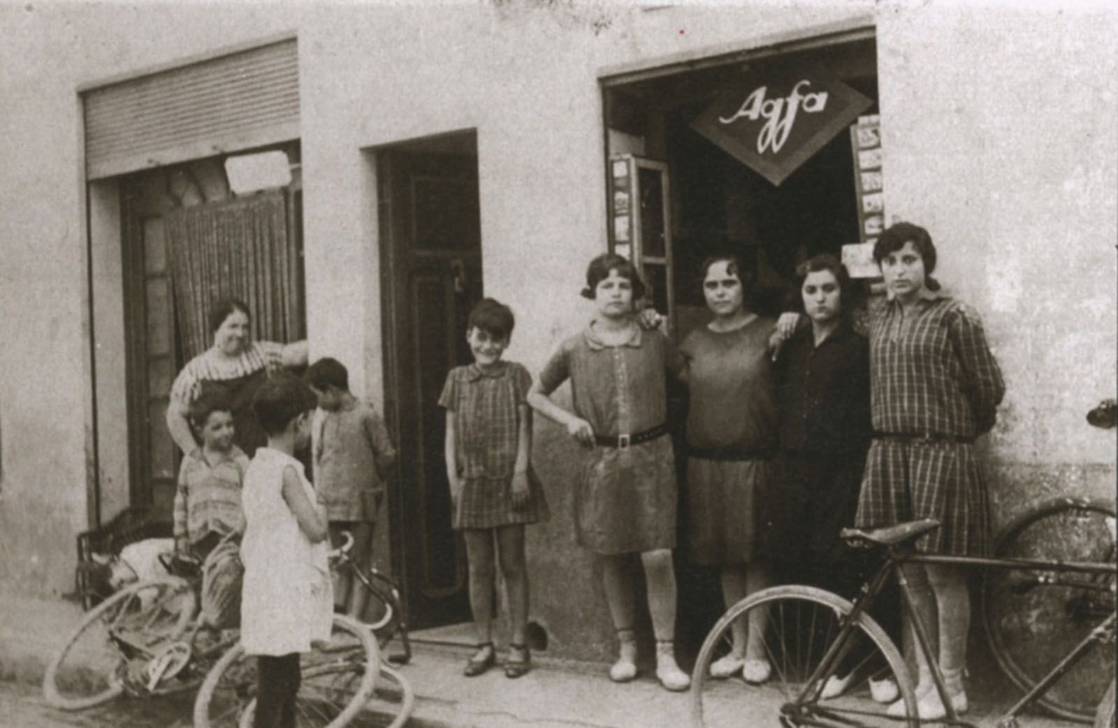 Taller de bicis i botiga de fotografia de Joan Cabanas, any 1928 (Fons Àngels Auladell Munuera)