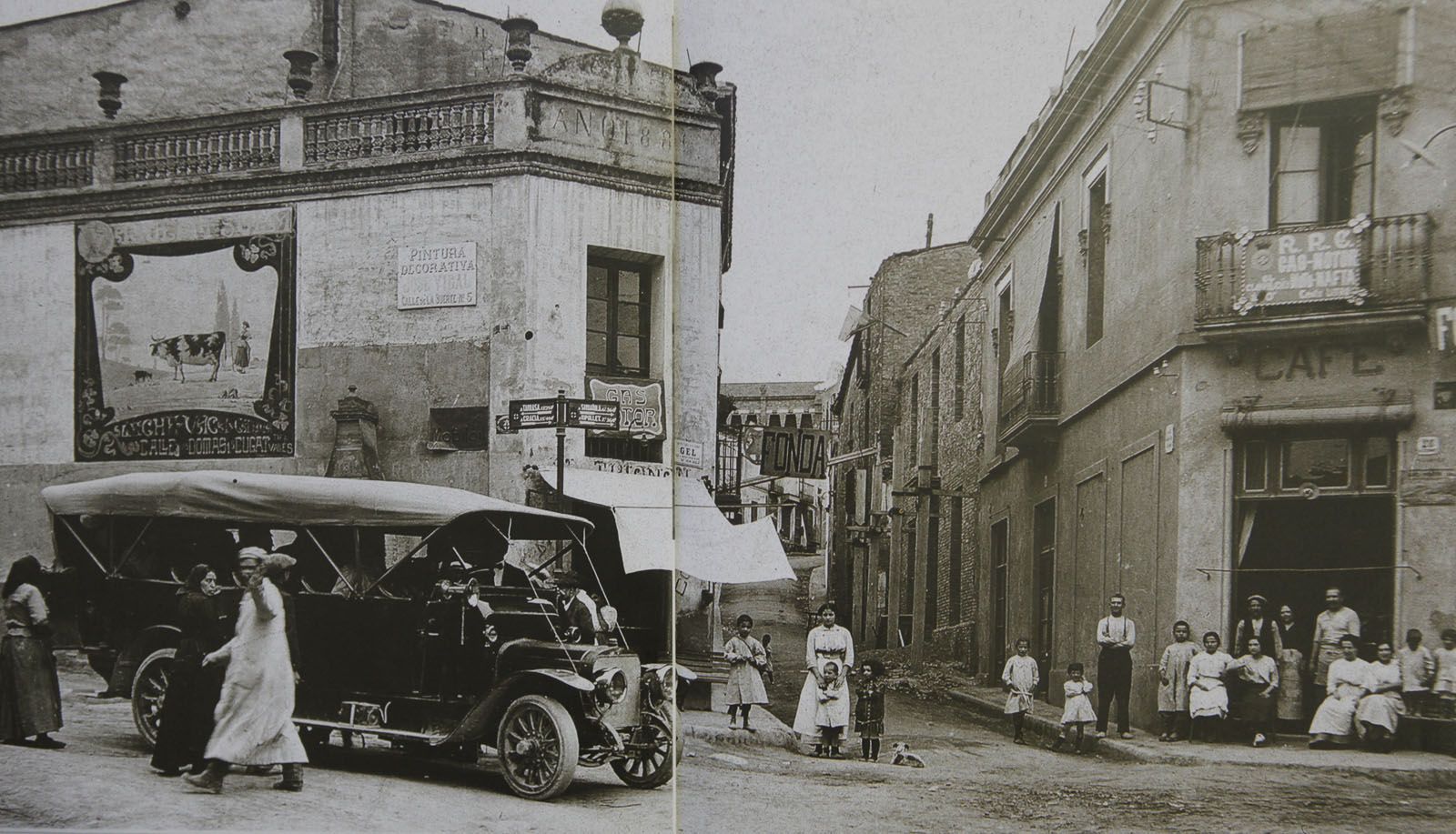 Cotxe de línia fent parada als Quatre Cantons, any 1920 (Col·lecció: Ricard Mestre Soto)