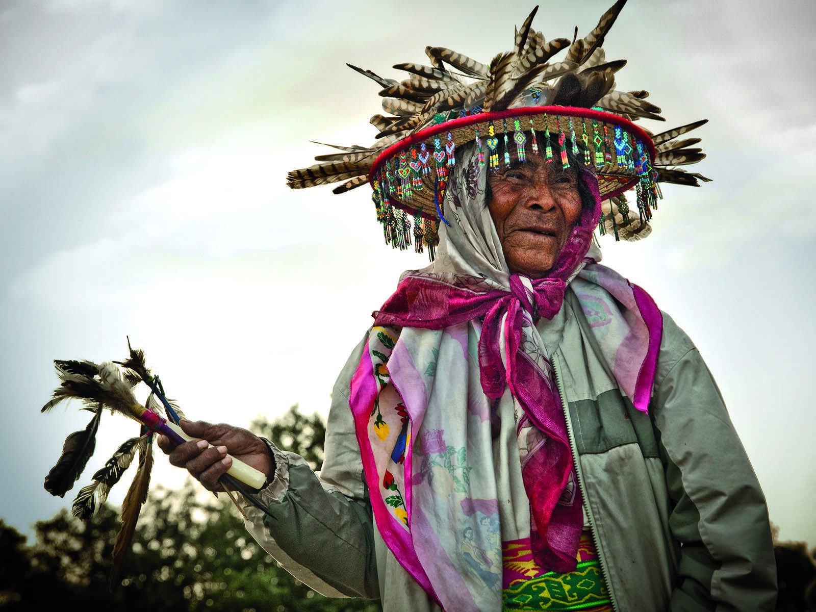 Artur Ribera  "Un dels abuelos wixaritari (huicholes, Mèxic) en una cerimònia del peiot a la Garrotxa, 2011”.