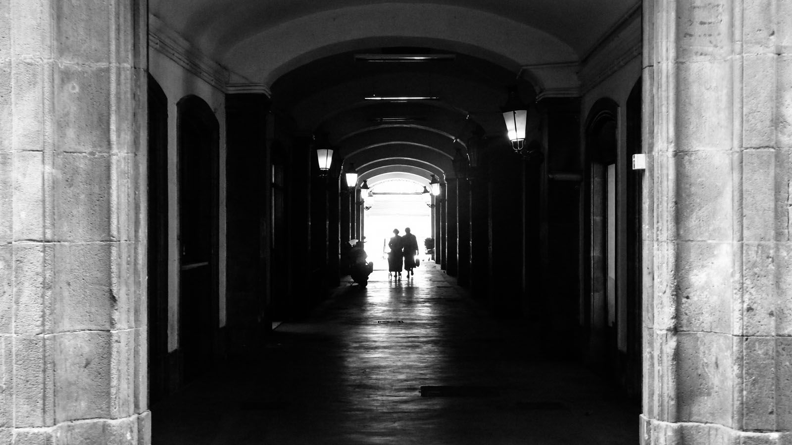 Amanda Bernal  “Una de les primeres fotografies que vaig fer. Per a mi representa amistat, coneixement, senzillesa, tendresa, la fugacitat de l’ésser humà i l’inici del camí que m’ha dut cap a l’amor i la passió per la fotografia. 2008 Raval, Barcelona”.