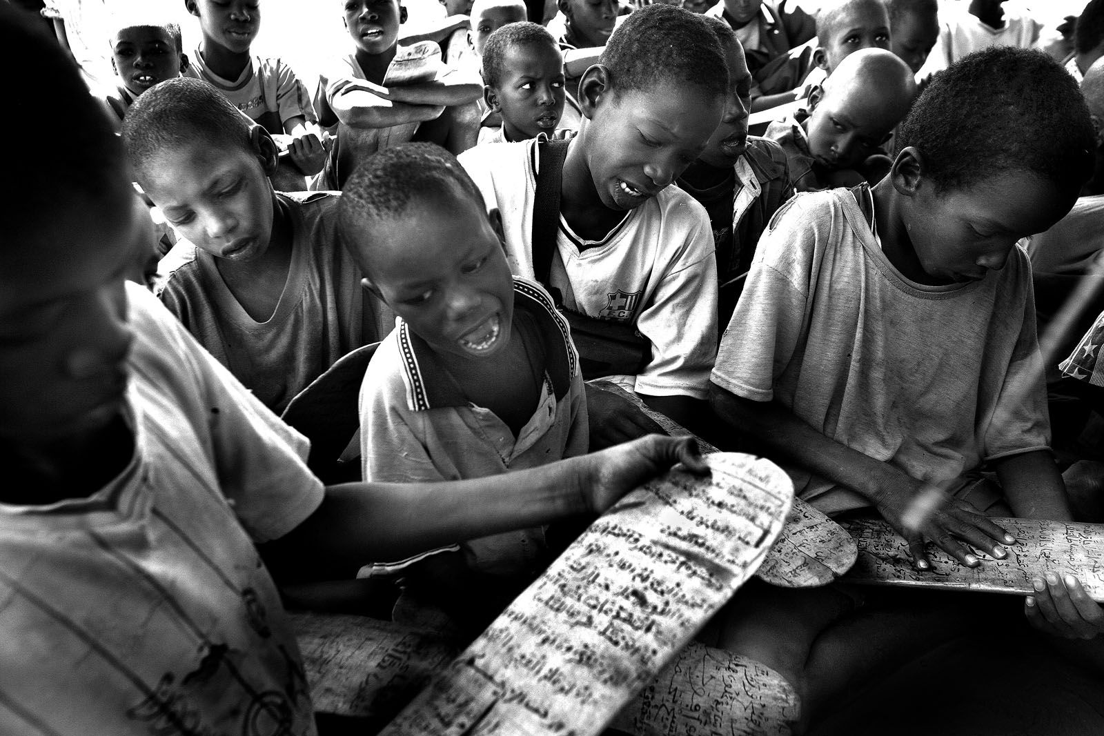 Kim Manresa  “Escoles alcoràniques (Senegal), els talibes, nens humils que viuen quasi esclavitzats en aquests centres i els obliguen a pidolar per recollir diners, 2013".