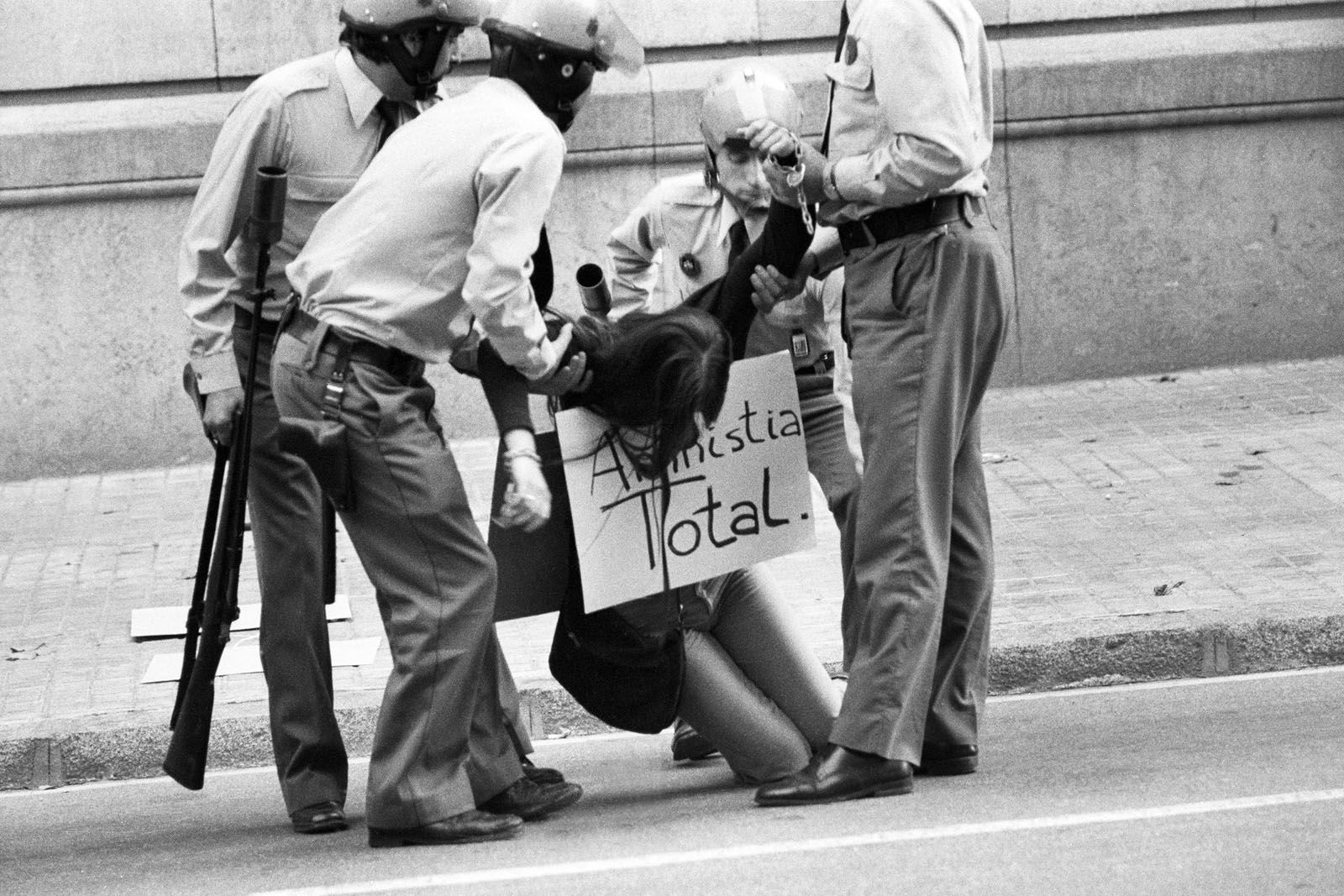 Robert Ramos  “Davant de la Model de Barcelona en una encadenada per l’amnistia (1977). Posteriorment se’n van fer cartells. La vaig fer als 19 anys".