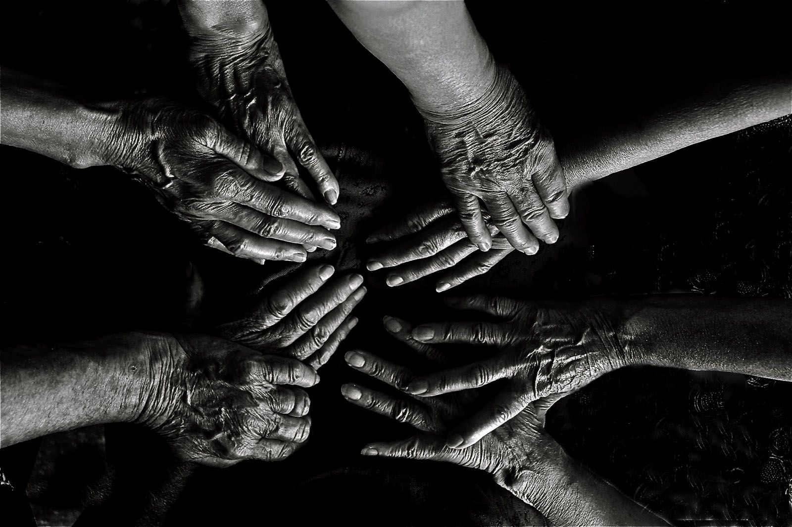 Tino Rubio  “Vuit mans. Aquesta foto està feta el 2011 en un poble que adoro. El meu amor infinit a Golmés. Gràcies. Moltes gràcies, Terra bella”.