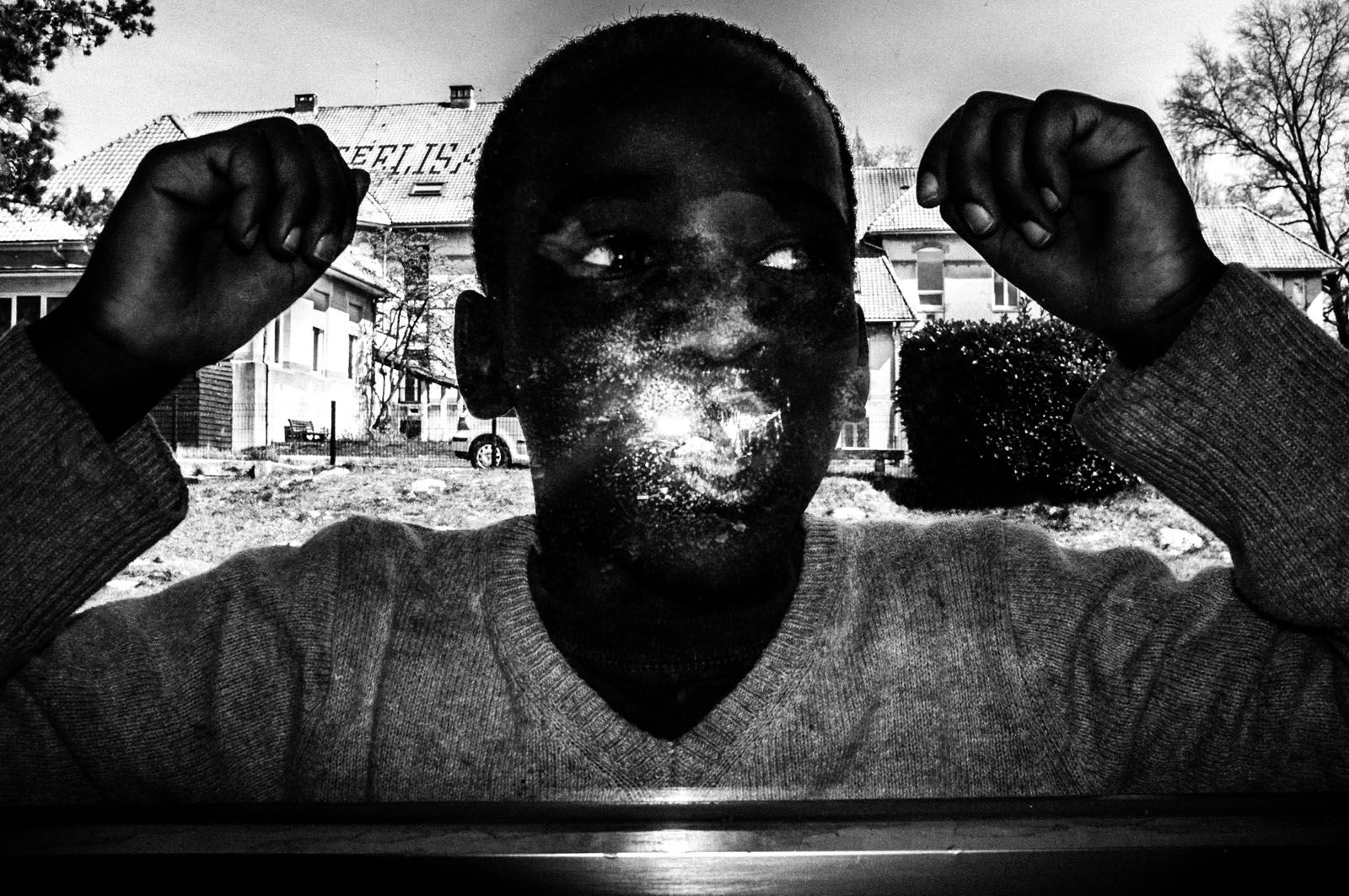 David Molina  “Emmanuel, 8 anys, un nen procedent de la República Centreafricana, refugiat al centre FEDASIL de Rixensart (Bèlgica). vaig estar dues setmanes en aquell centre, començant el que seria el meu projecte fotogràfic “The long way home. 2015”.