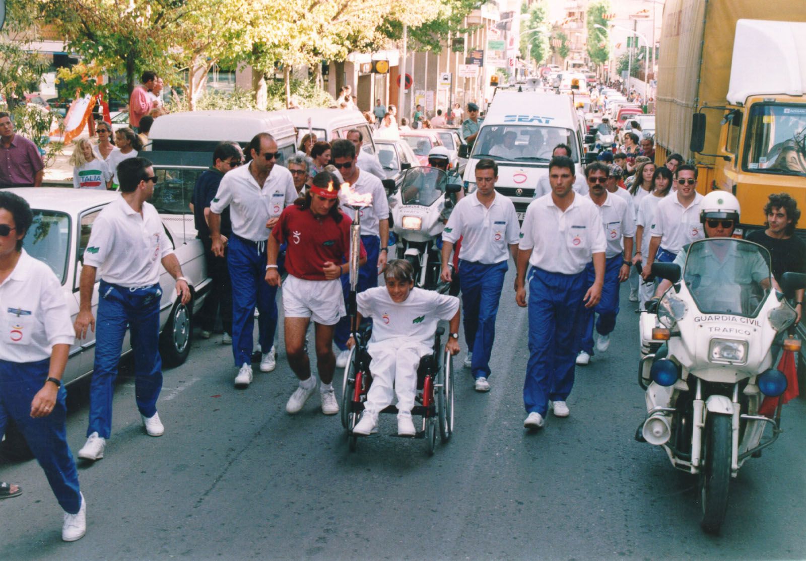 La torxa dels Jocs Paralímpics va recórrer els carrers de Sant Cugat. La fotografia es correspon al carrer de Francesc Moragas FOTO: Cedida