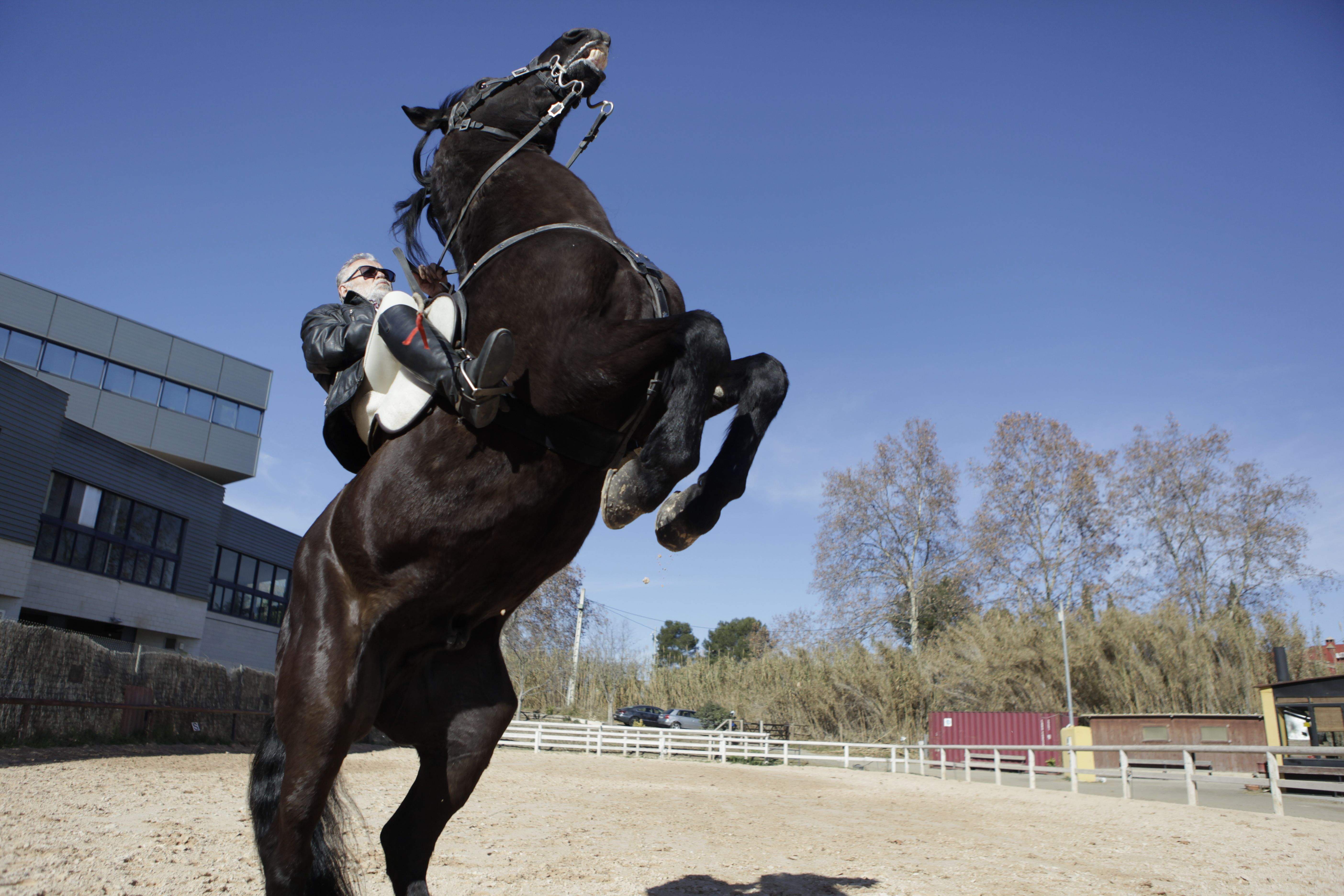 Jaume Mas fent aixecar les potes davanteres al Jai FOTO: Artur Ribera