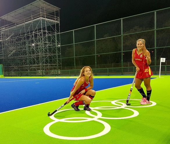 Cristina Guinea -a l'esquerre de la imatge-, a Río de Janeiro. FOTO: @cristina_guinea