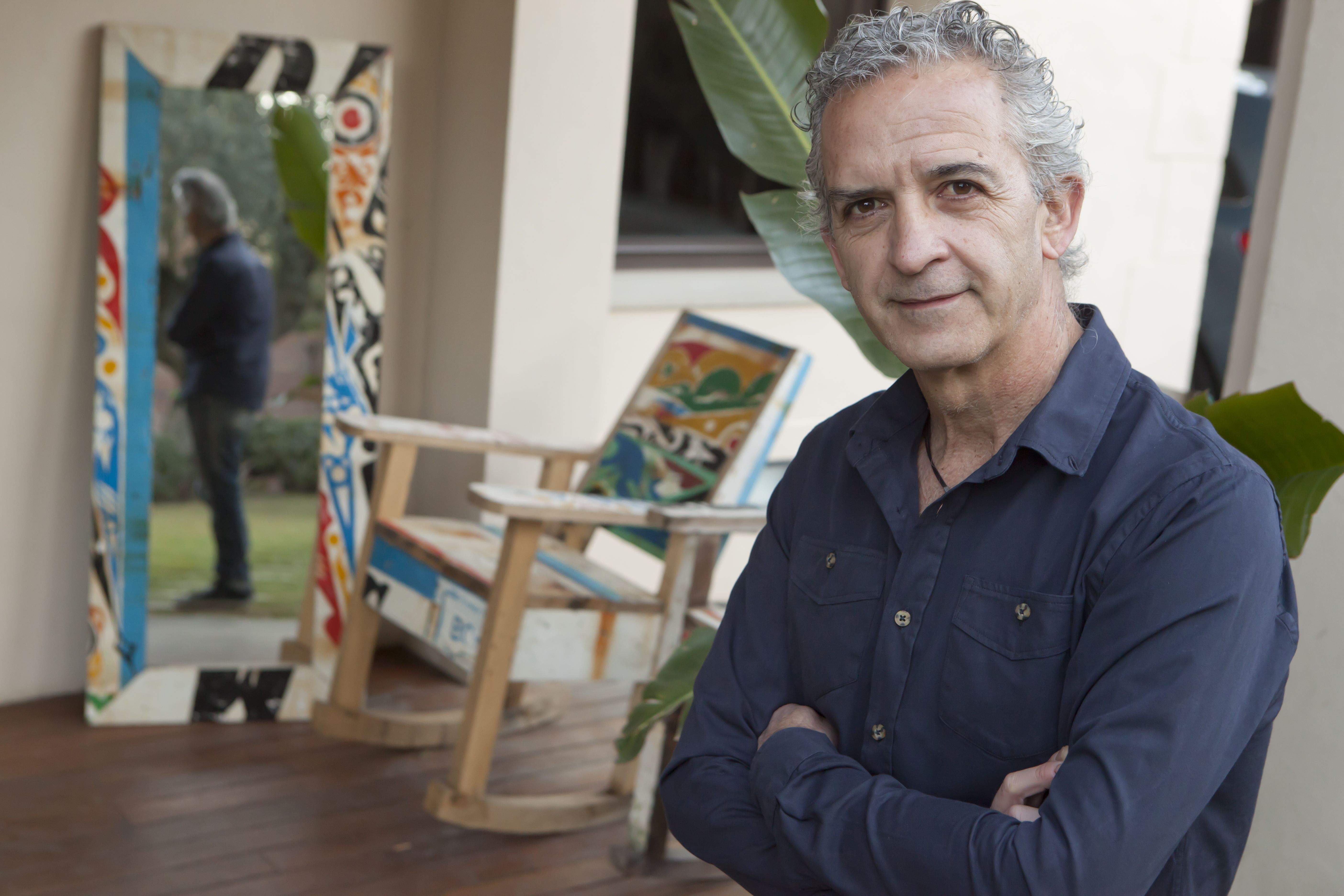 Aquest santcugatenc dissenya mobles amb fusta de barques africanes FOTO: Artur Ribera