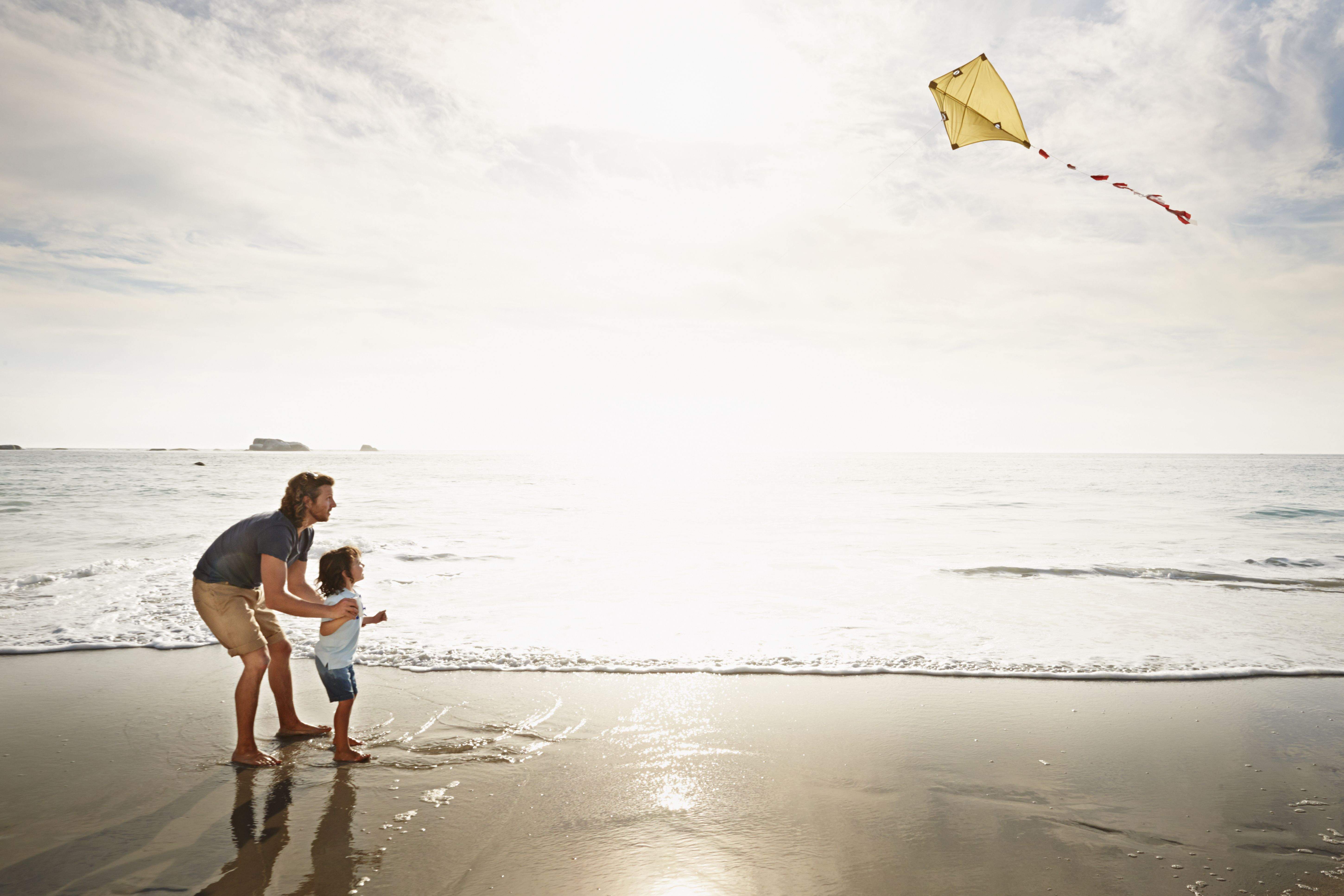 Els petits de casa s'ho passen molt bé fent volar estels FOTO: Cedida 