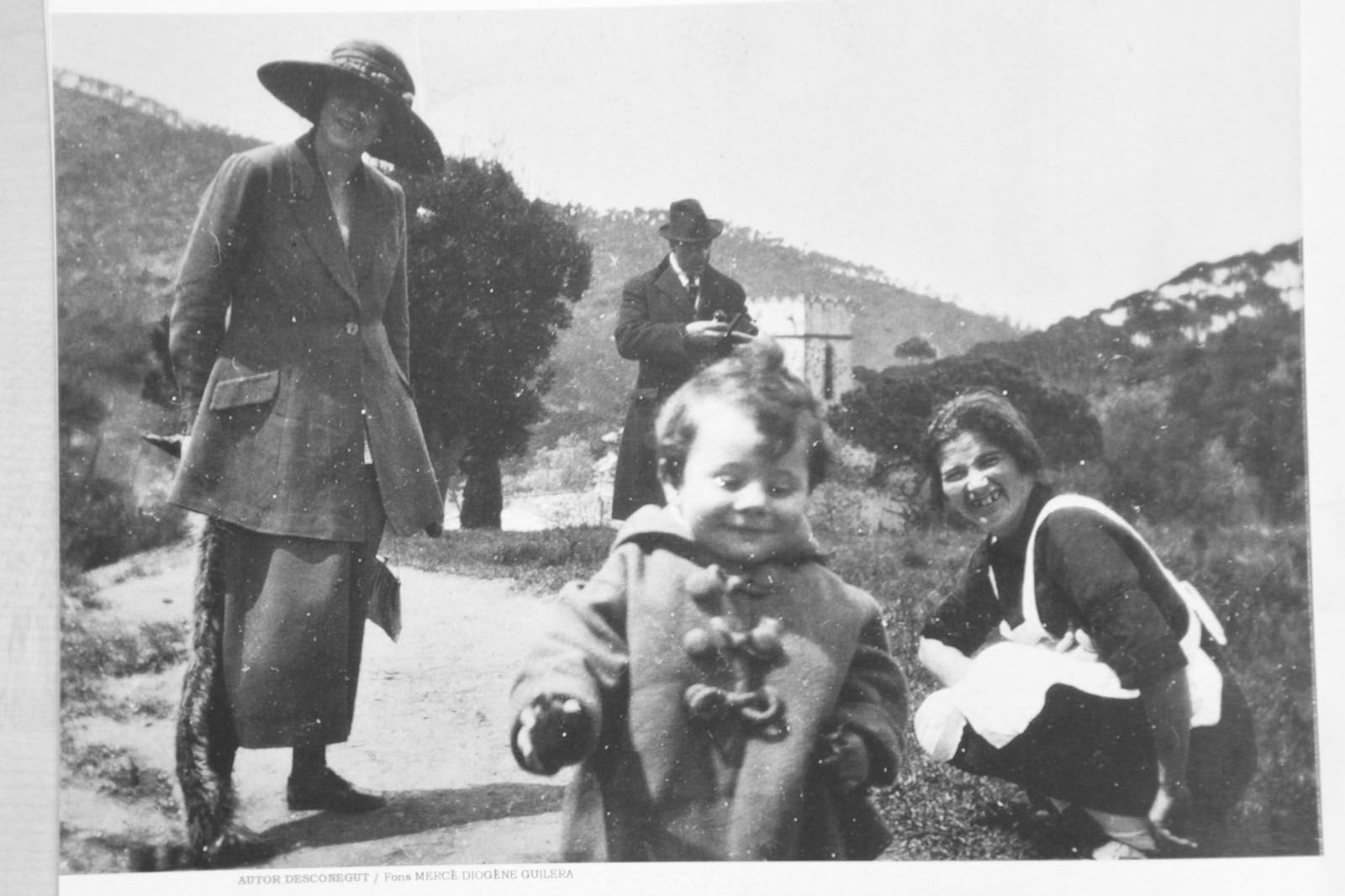 En primer terme, la desapareguda artista Mercè Diogène, a Valldoreix, l’any 1923 (Fons: Mercè Diogène Guilera)