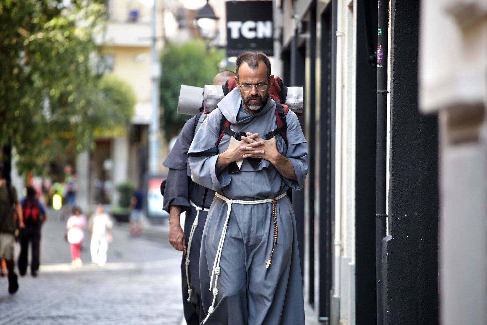 Dos monjos caminant pel carrer de Santa Maria el dimecres 3 d'agost FOTO: Artur Ribera