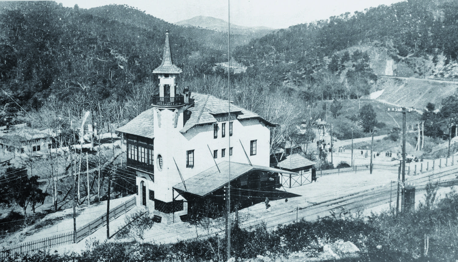 Edifici de l’estació de les Planes als anys trenta. Fons: Gaspar Fuster Bassas