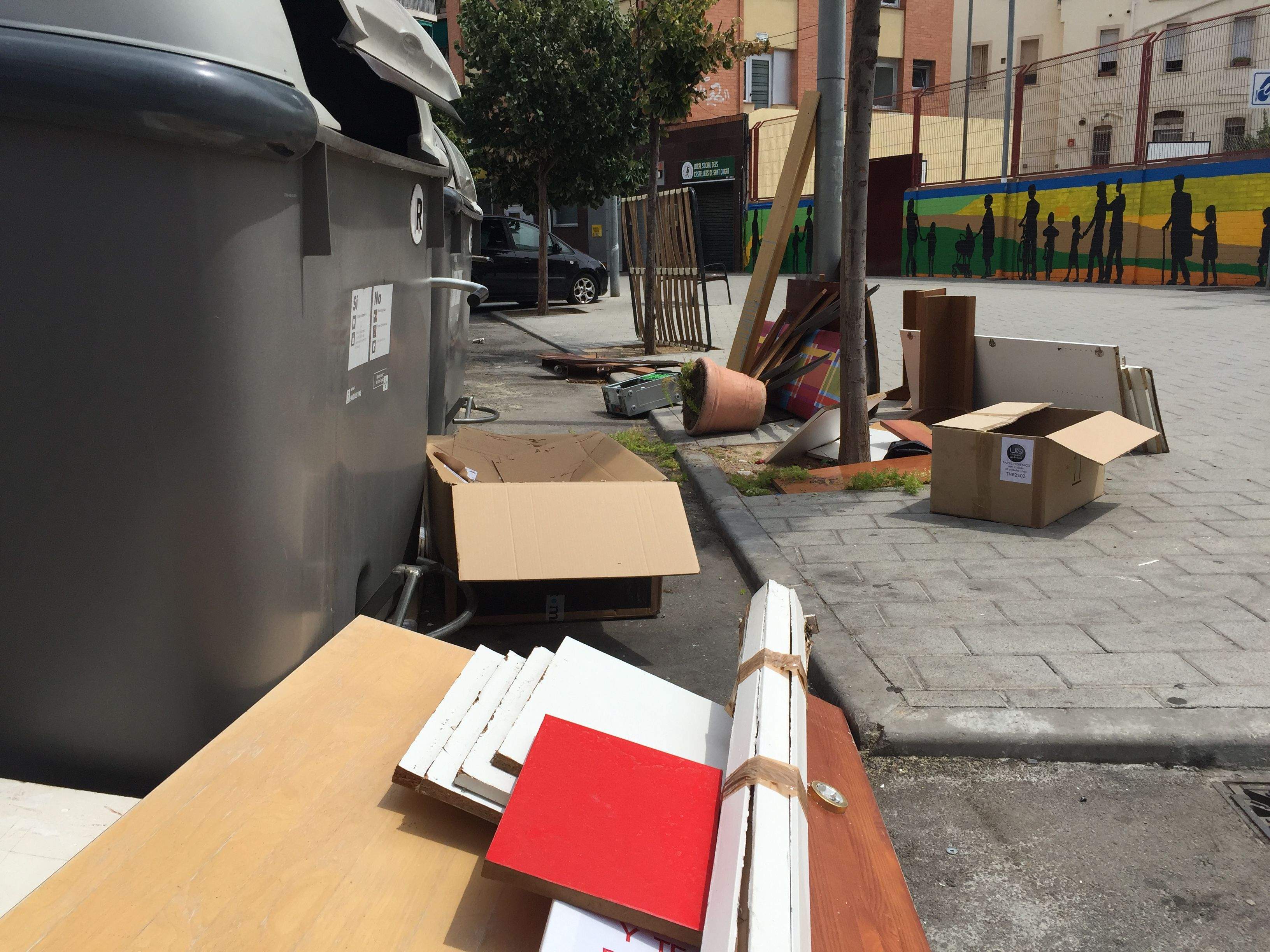 Deixalles al costat d'un contenidor, aquest dimecres al migdia FOTO: Pere Fernández