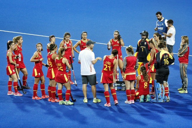 Adrian Lock donant instruccions a les seves jugadores FOTO: COE