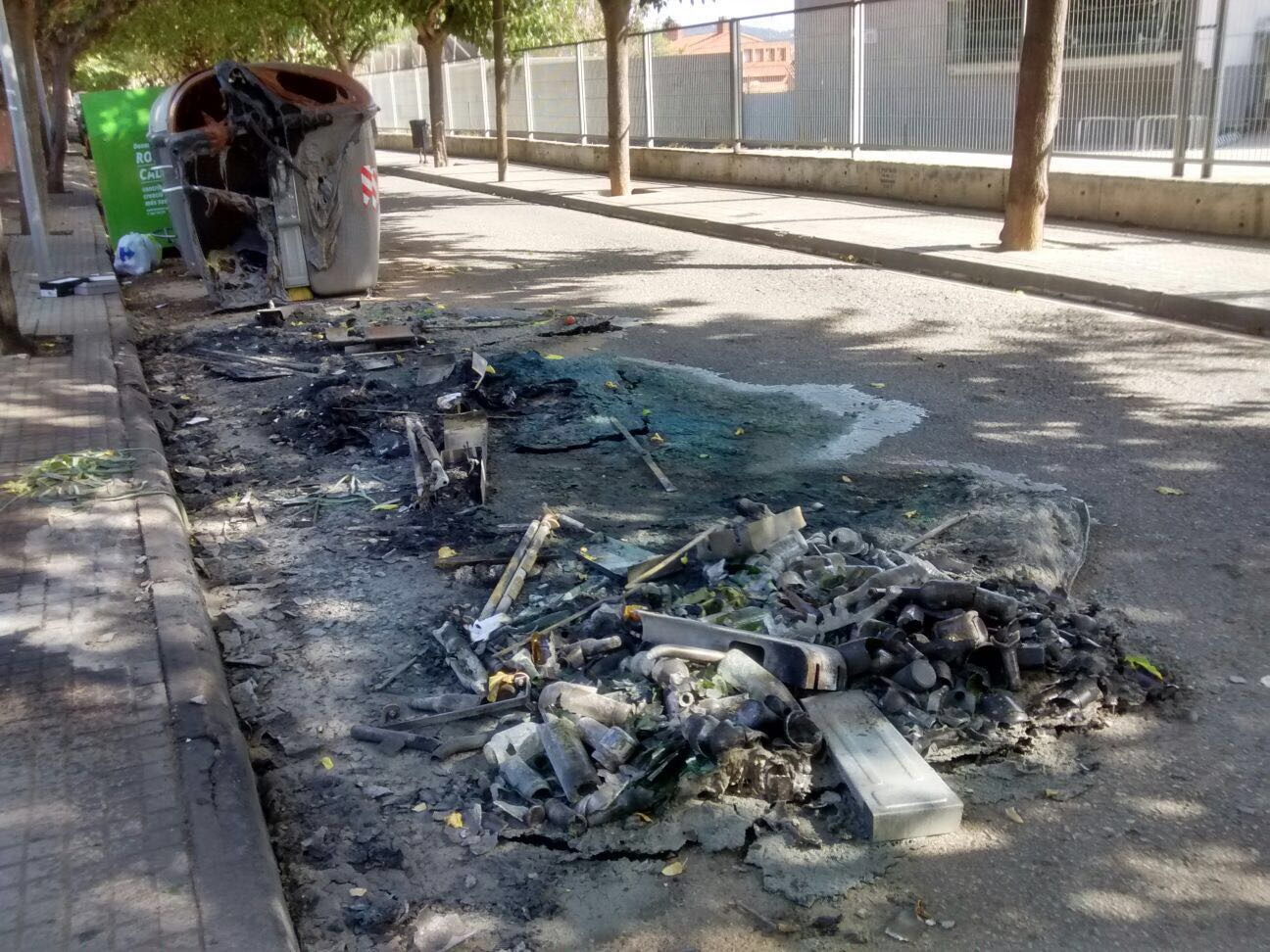 Imatge de contenidors cremats al carrer de Granollers fa un mes FOTO: Cedida