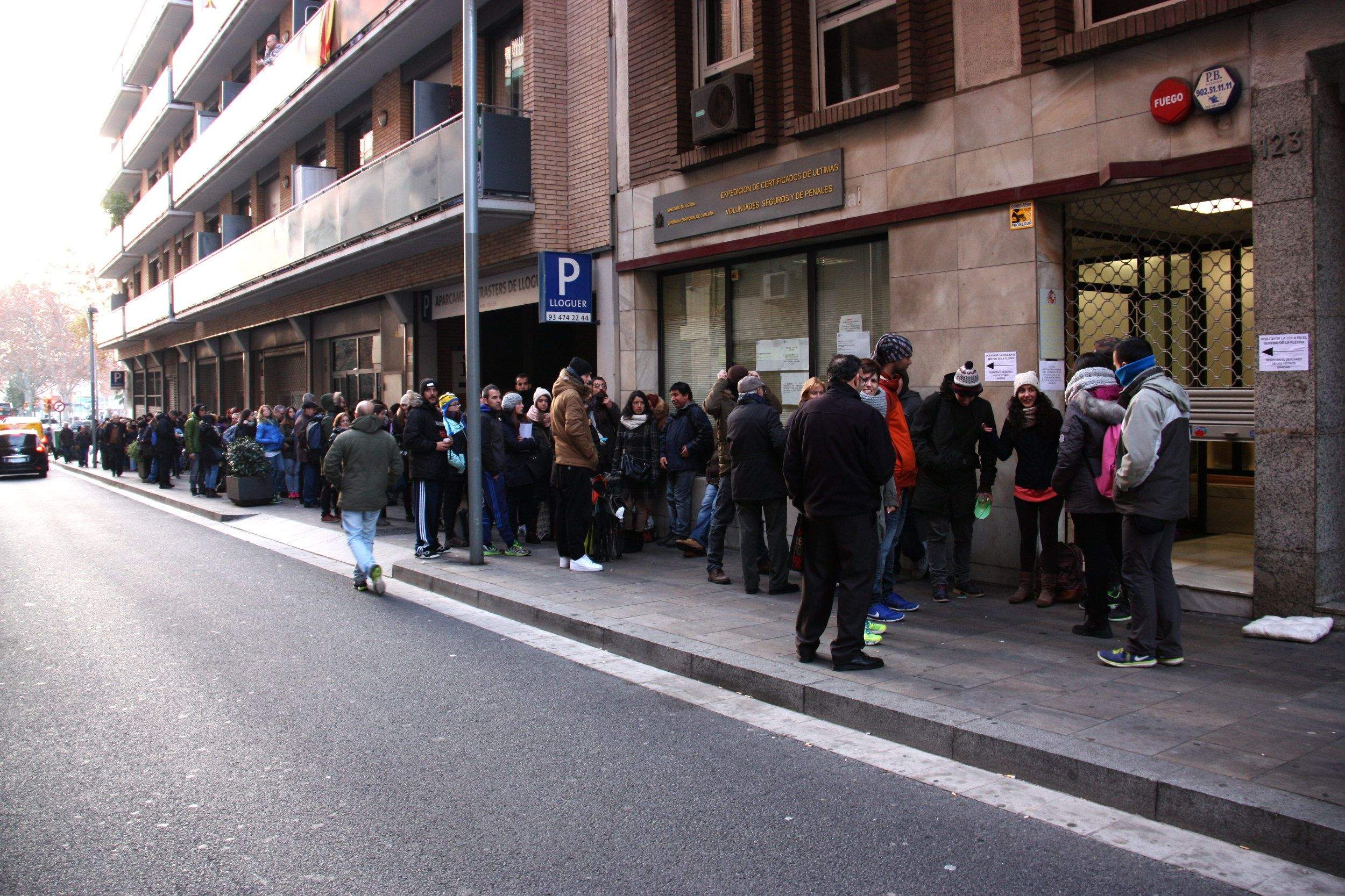 Cues davant la delegació del ministeri al carrer Garcilaso FOTO: Marc Ferragut (ACN)