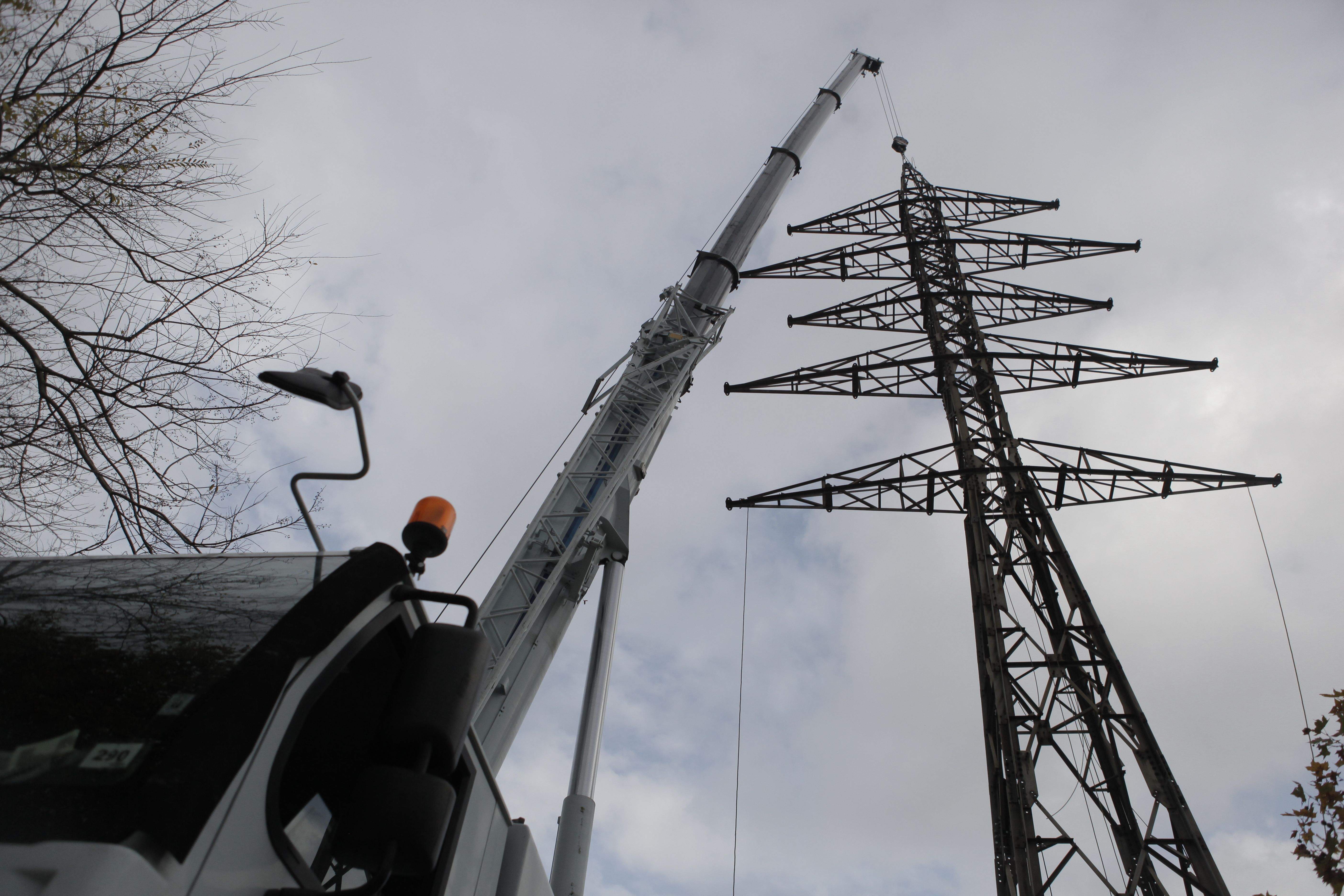 Al desembre del 2014 es van retirar totes les torres d'alta tensió menys la del carrer Guadalajara FOTO: Artur Ribera