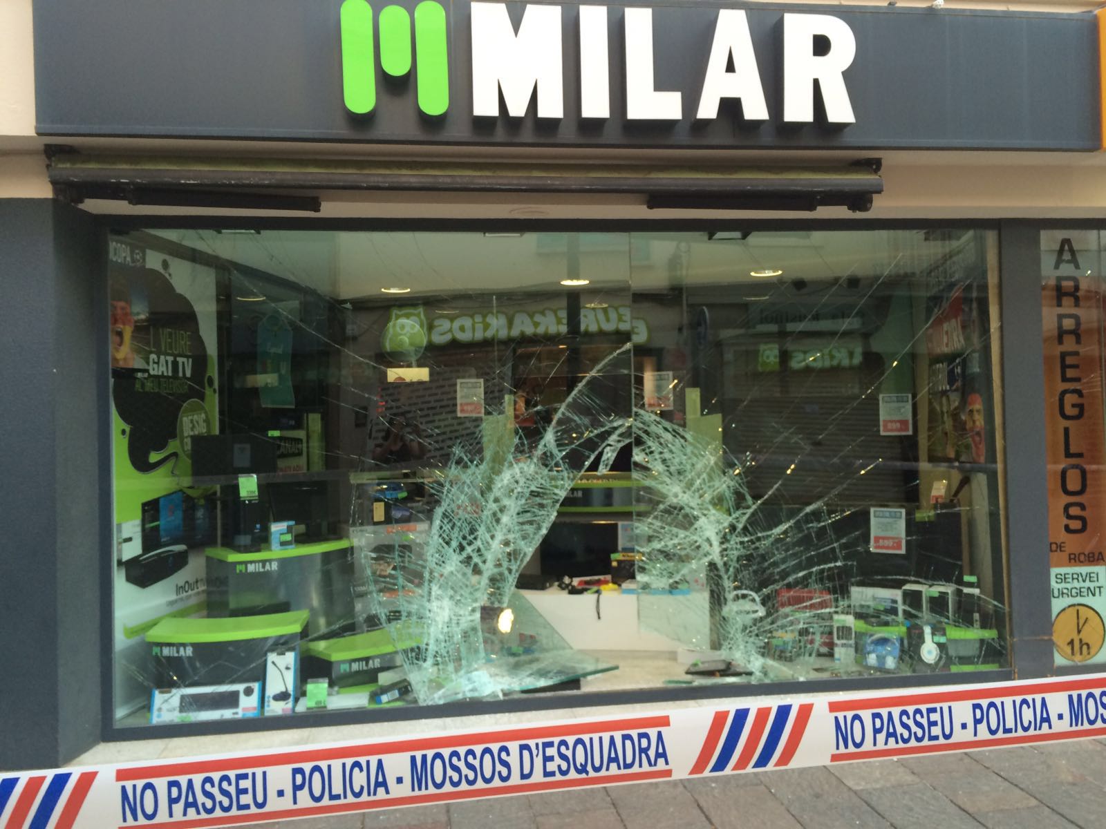 Estat en el què ha quedat l'aparador de la botiga Milar FOTO: Mireia Puente