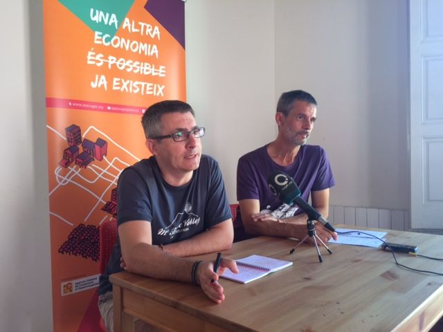 D'esquerra a dreta, August Corrons i  Pau Nadal, portaveus de la Xarxa d’Economia Solidària de Sant Cugat FOTO Mariona Sagalés