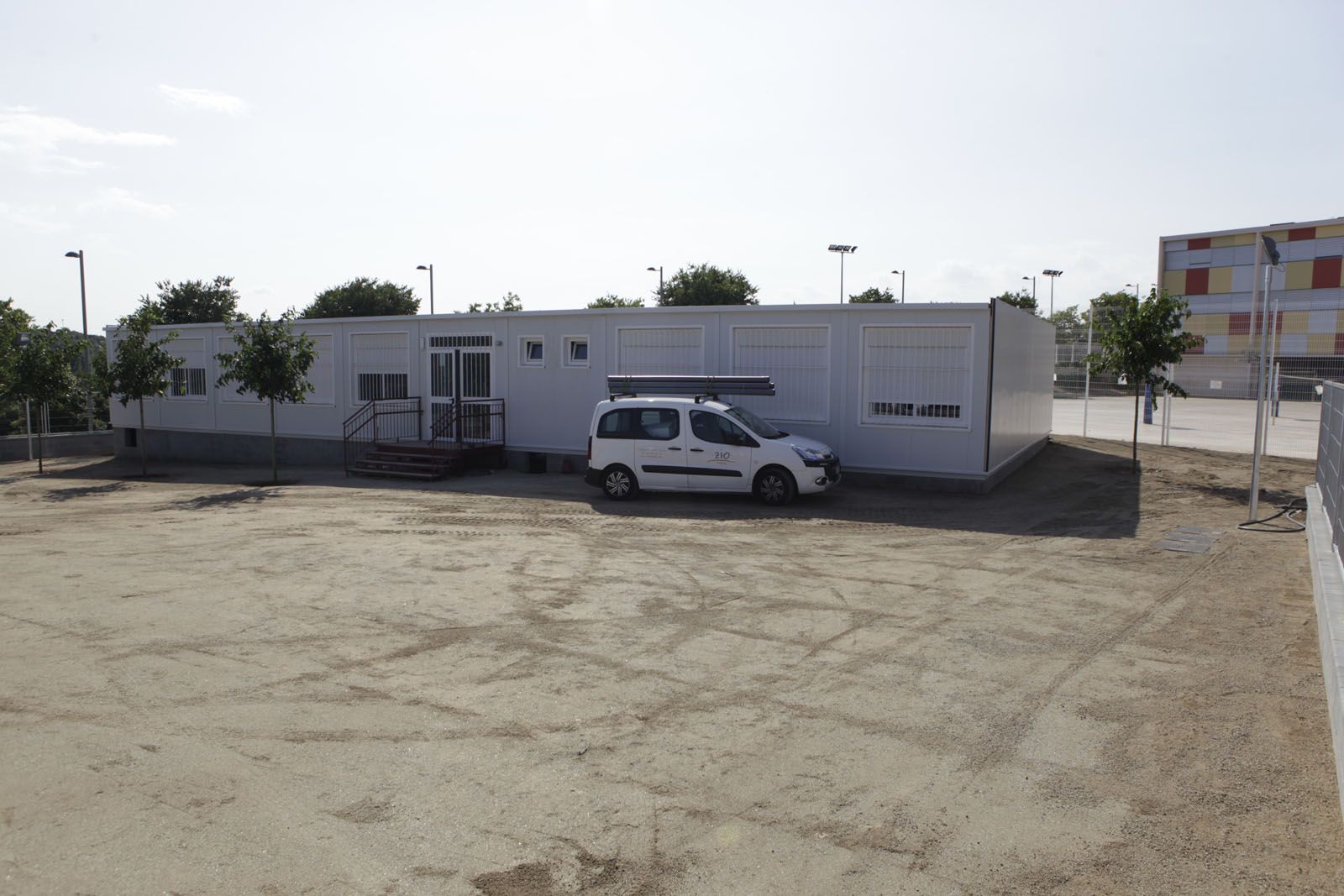 El mòdul està situat a tocar amb l'escola L'Olivera, a la imatge just darrera FOTO: ARtur Ribera