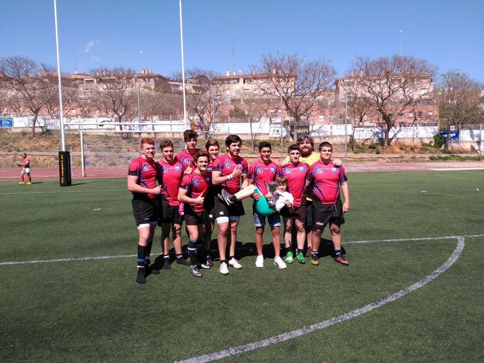 Els tres primers de l'esquerre de la imatge són Dani Barranco, Toti Soler i Alvar Sandiu (el més alt). Otger Sirvent és el que té el nen en braços i Xavier Cebrian, el de la dreta de tot en la fotografia. FOTO: CR Sant Cugat